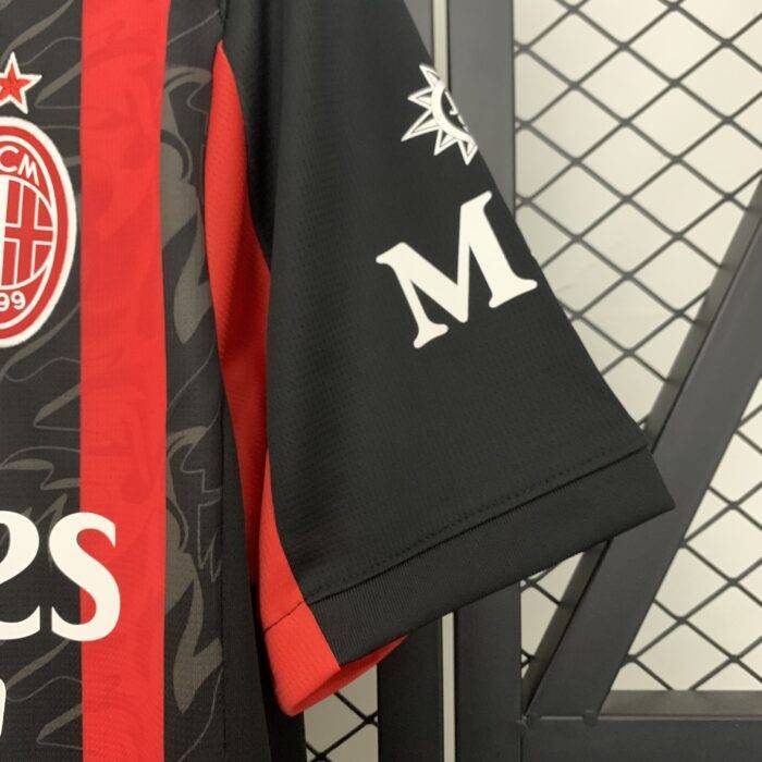 Maglia Home AC Milan 25/26, taglie S-4XL, design rosso-nero, per tifosi e allenamenti.
