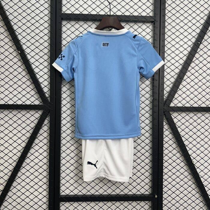 Maglia bambini Manchester City 25/26, taglie 16-28, design blu, ideale per allenamento e partite.