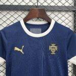 Abbigliamento allenamento bambini Portogallo 2025, taglie 16-28, design classico e traspirante, ideale per allenamenti e partite.