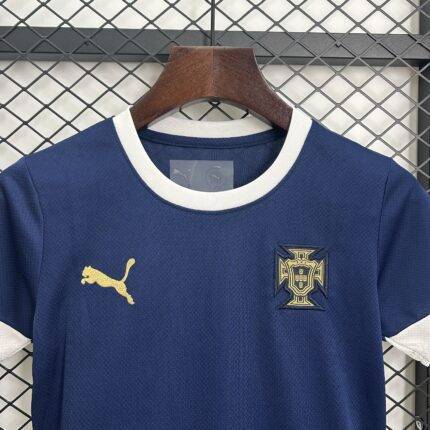 Abbigliamento allenamento bambini Portogallo 2025, taglie 16-28, design classico e traspirante, ideale per allenamenti e partite.
