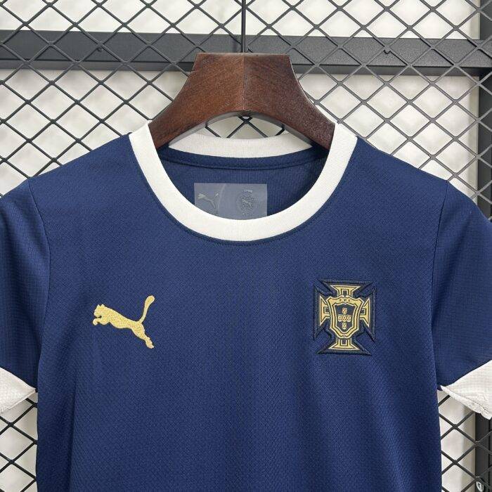 Abbigliamento allenamento bambini Portogallo 2025, taglie 16-28, design classico e traspirante, ideale per allenamenti e partite.