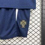 Abbigliamento allenamento bambini Portogallo 2025, taglie 16-28, design classico e traspirante, ideale per allenamenti e partite.