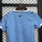 Maglia bambini Manchester City 25/26, taglie 16-28, design blu, ideale per allenamento e partite.