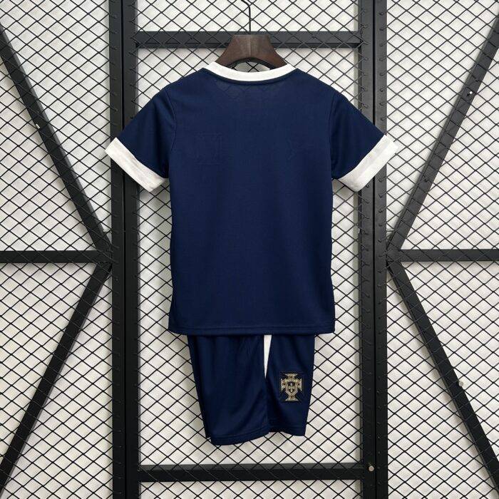 Abbigliamento allenamento bambini Portogallo 2025, taglie 16-28, design classico e traspirante, ideale per allenamenti e partite.