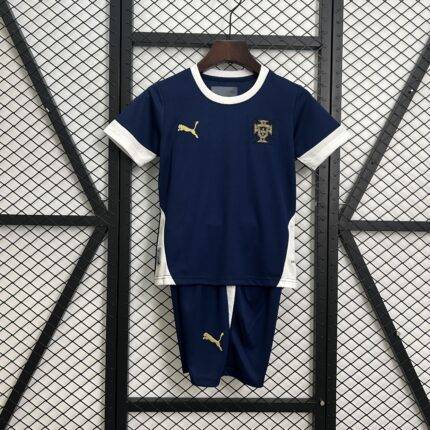 Abbigliamento allenamento bambini Portogallo 2025, taglie 16-28, design classico e traspirante, ideale per allenamenti e partite.