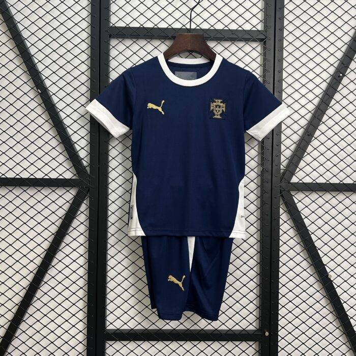 Abbigliamento allenamento bambini Portogallo 2025, taglie 16-28, design classico e traspirante, ideale per allenamenti e partite.