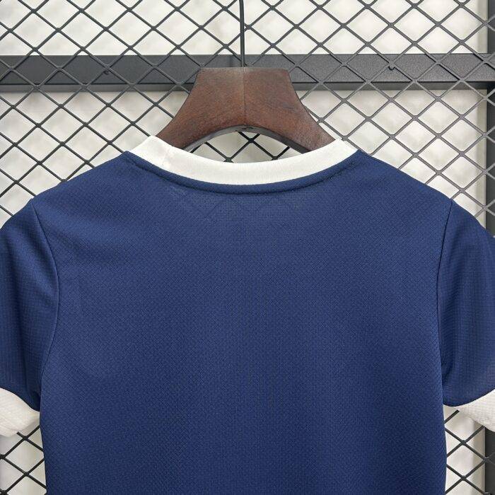 Abbigliamento allenamento bambini Portogallo 2025, taglie 16-28, design classico e traspirante, ideale per allenamenti e partite.