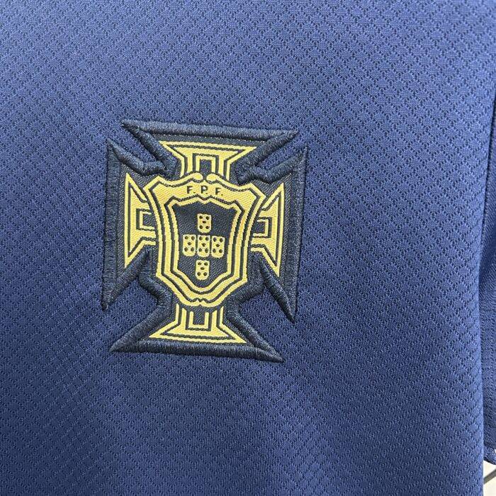 Abbigliamento allenamento bambini Portogallo 2025, taglie 16-28, design classico e traspirante, ideale per allenamenti e partite.