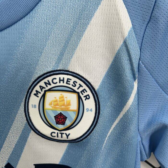 Maglia bambini Manchester City 25/26, taglie 16-28, design blu, ideale per allenamento e partite.